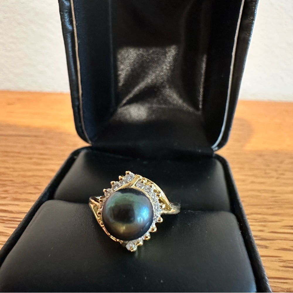 Elegant 7.8 mm Black Pearl & Diamonds 18K Gold Ring
